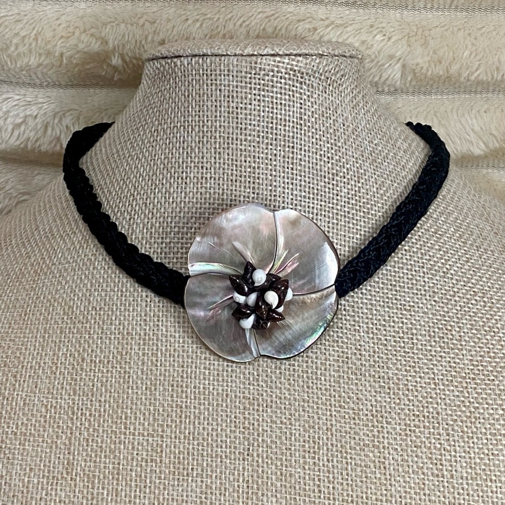 Vintage Mother Of Pearl Hand Carved Tahitian Pendant Choker Necklace - Picture 1 of 5